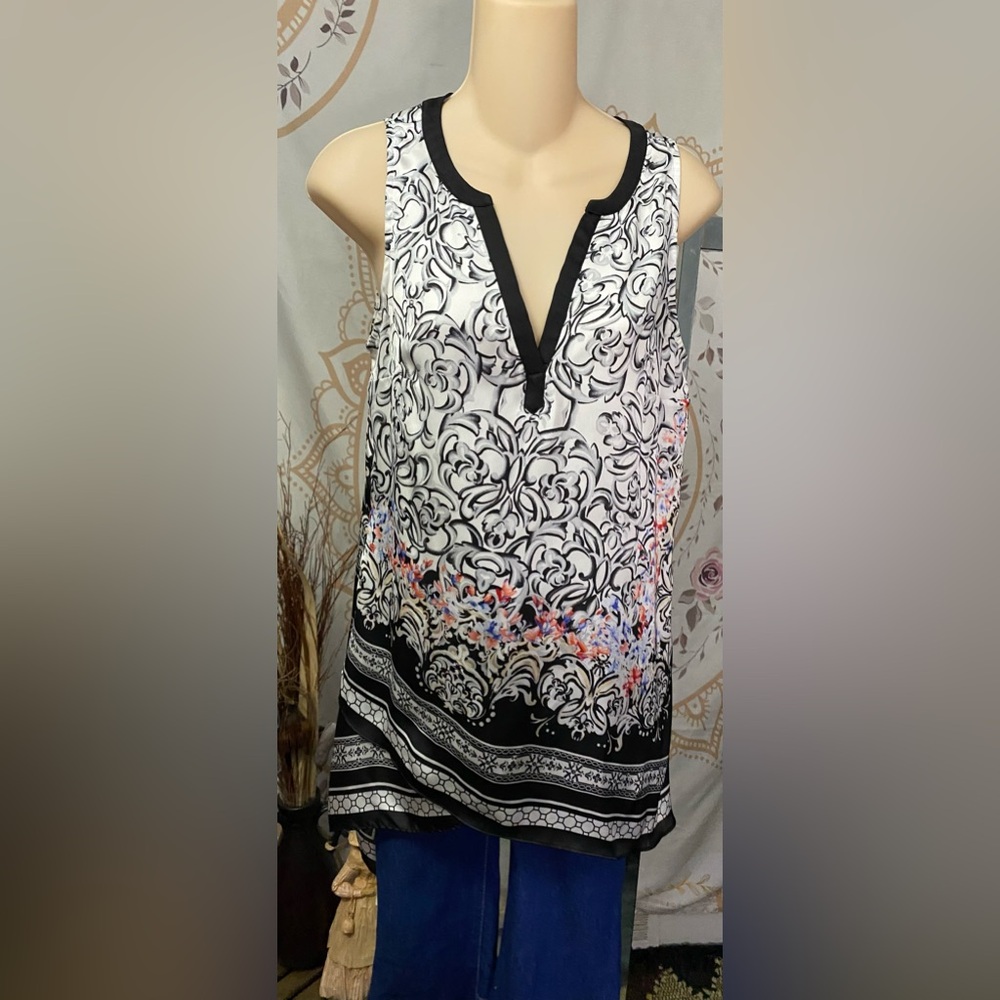 Like new White House Black Market size 4 Sleeveless Tunic
